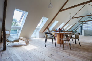 IWM-Aktuell Roto-Energieeffizienz-und-Wohnkomfort-im-Dachgeschoss_Bild-2-300x200 Roto Energieeffizienz und Wohnkomfort im Dachgeschoss_Bild 2  