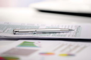IWM-Aktuell iStock_35729670_XLARGE-300x198 Pen on the tax form, focus on pen  