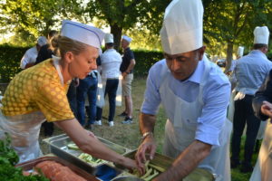 IWM-Aktuell 048-300x200 Kochhauben für Vertreter der Wohnungswirtschaft Aktuelles Tafelrunde  WOWI-Event WOWI Wohnungswirtschaft Wohnen 4.0 VR-Cube virtual reality Stuttgart Showcontainer Outdoor-Kochen Opencooking Kochhaube kochen Immobilienwirtschaft Immobilienbranche Event Containerwerk 