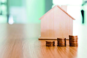 IWM-Aktuell iStock_000084152671_Full-300x200 House and stacks of coins  