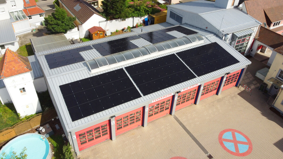 IWM-Aktuell WRS_SW_Feuerwehrhaus Durch lokale Stromversorgung kommt die Energiewende schrittweise auch bei städtischen Liegenschaften an: Solarize neuer Abrechnungspartner von Wirsol in Waghäusel Aktuelles Allgemein Aus der Branche  Immobilienwirtschaft Energiewirtschaft 