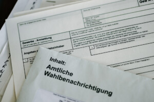IWM-Aktuell GettyImages-2195644362-300x200 Amtliche Wahlbenachichtigung Letter. Official Election Notification to German Federal Elections, and business registration form.  